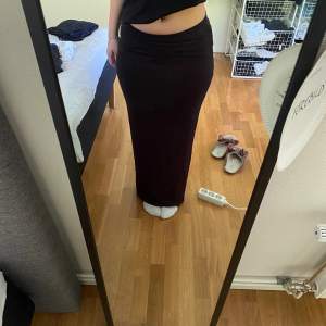 Säljer detta skit snygga kjol från Gina, säljer pga att den inte kommer till användning längre, storlek L men passar mig som har M, stretchig så passar från S-L skulle jag säga 💕 har ett litet hål vid midjan (kan skicka bild) köpt för 300kr