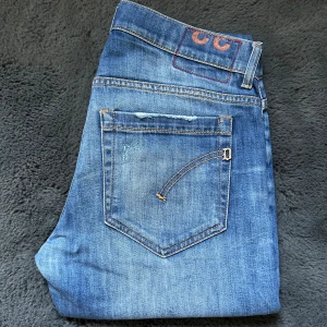 Dondup George 33 - Tja, säljer dessa sjukt snygga dondupsen i modellen George! Jeansen är i fint skick med en skit snygg tvätt! Nypris 3500kr vårt pris 1199kr! Hör av dig vid frågor, priset är diskuterbart!😃