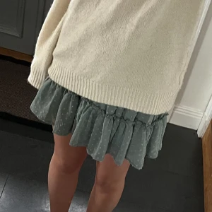 Grön volangkjol  - Grön kjol från Effeny i storlek S/M. Fint skick. Använd gärna köp nu!