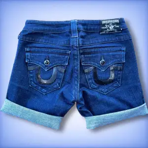 Ett par jätte fina True Religion shorts i i ett jätte fint skick!  Med hovarna på fickorna gjorda av paljetter!😊