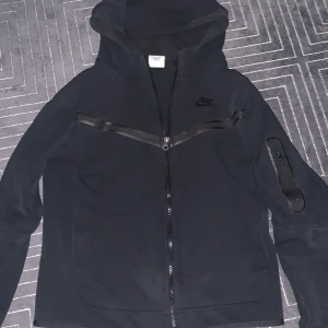 Nike tecch  - Nike tecch svart st XS  Har knappt använt dem båda fick dem  nyligen 2 ST Nike tecch 