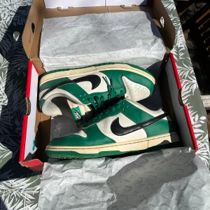 Nike Dunk Low Lottery - Super bra skick på dojjorna förutom att de har små creases och några få repor. Man för med boxen. Har använt de sparsamt och säljer dem för att jag inte tycker om de längre.