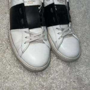 Valentino open - Säljer nu mina valentinos då jag köpt nya skor, bilderna är ungefär en månad gamla men dom ser likadana ut nu, skriv om du vill ha nya bilder.