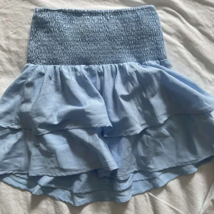 Blå volangkjol - Ljusblå kort volangkjol från gina young🥰❤️ Är i storlek 146/152 men blir som en xs