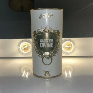 Jean paul gaultier divine parfym - 50ml flaska av jpg nya dam doft divine. Luktar så gott men har fått en annan parfym som passar mig bättre och väljer därför att sälja denna. Har använt en liten del (se bild 3) ny pris är 1210kr säljer denna för 450kr 💕 