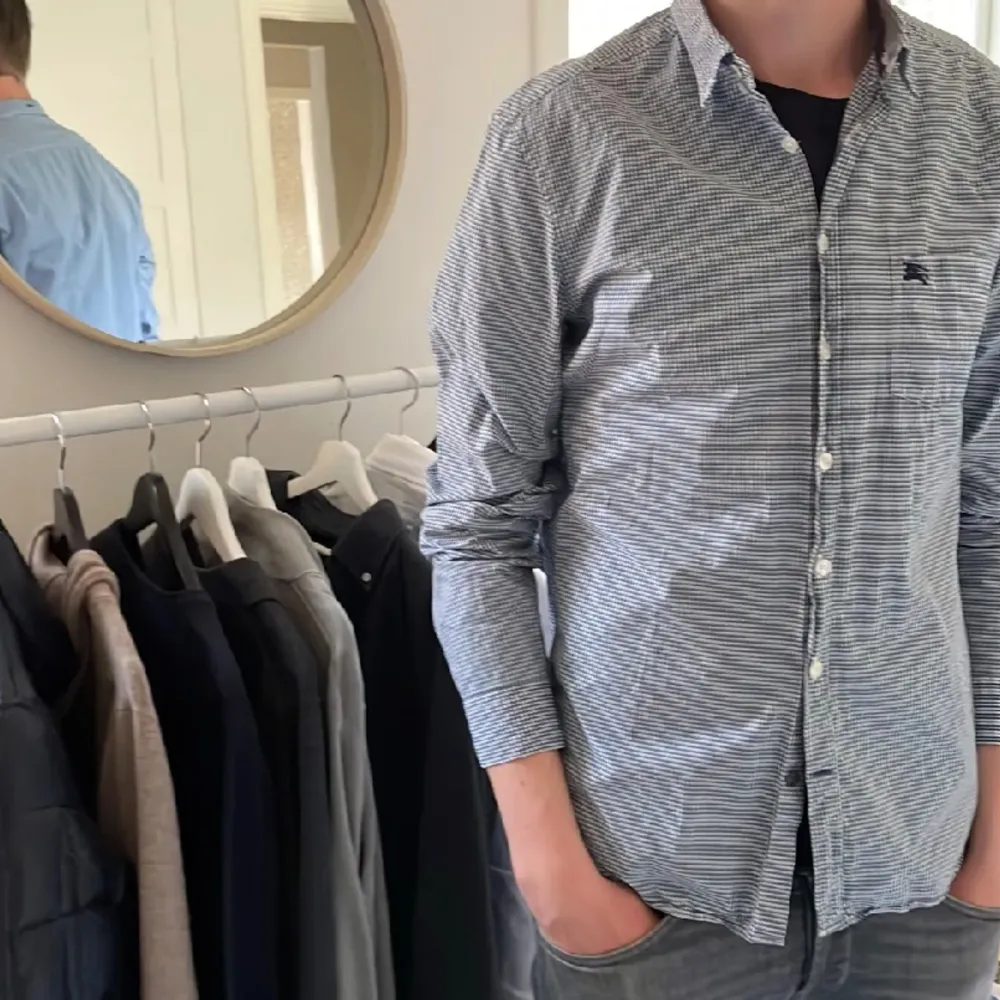 En skön Burebrry skjorta i storlek Medium, mest hängt i garderoben men har ett väldigt bra skick.. Skjortor.