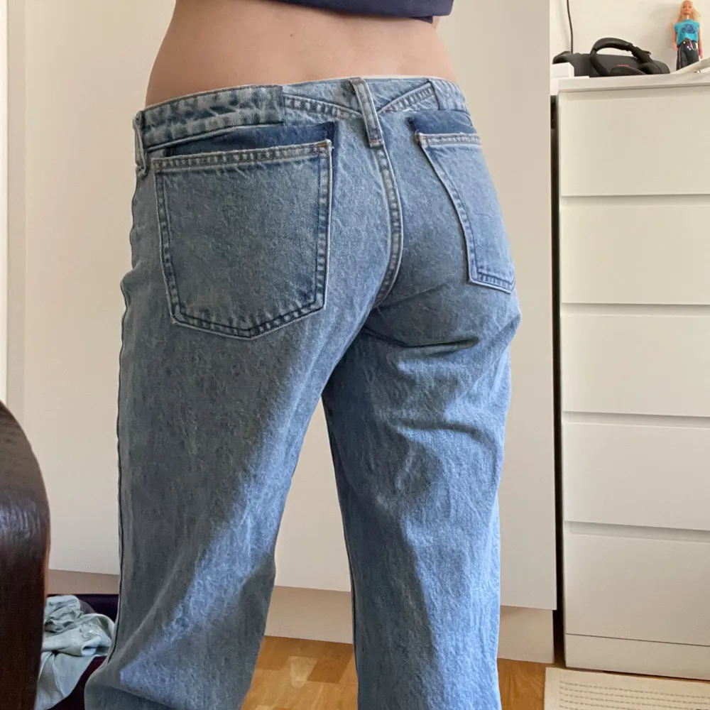 Jeans från zara som jag sytt ner midjan på. Raka ben och säljer pga de är för små. Har uppskattat storleken till 34 i midjan. Lite långa i längden till mig (173cm) . Jeans & Byxor.