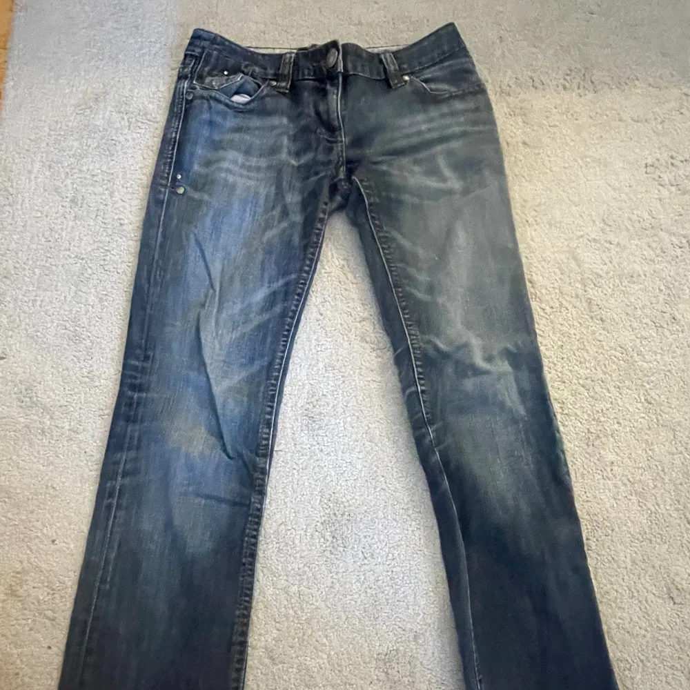 Säljer dessa Lågmidjade jeans som är köpt secondhand. Säljer för att dom är för stora. Är i bra skick och är i storlek S  (Tar Swish) . Jeans & Byxor.