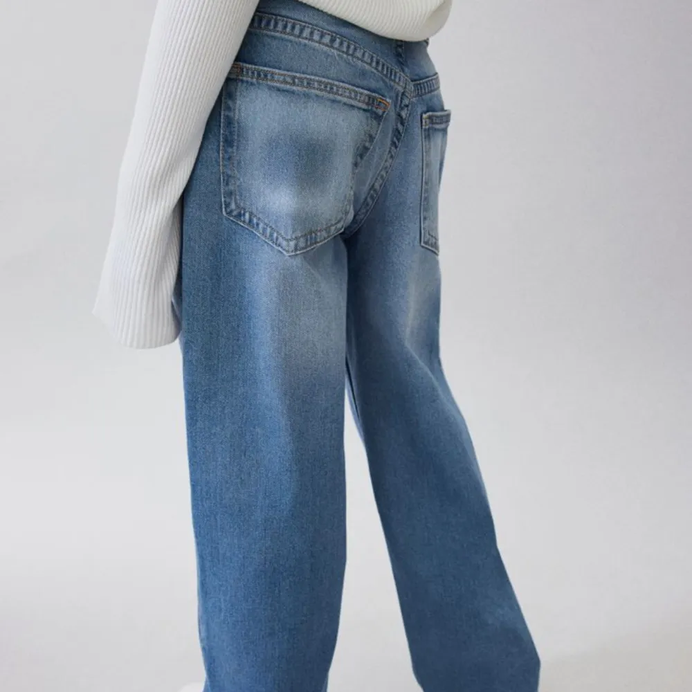 Säljer dessa jeans då jag har aldrig använt dom. Helt nya. . Jeans & Byxor.