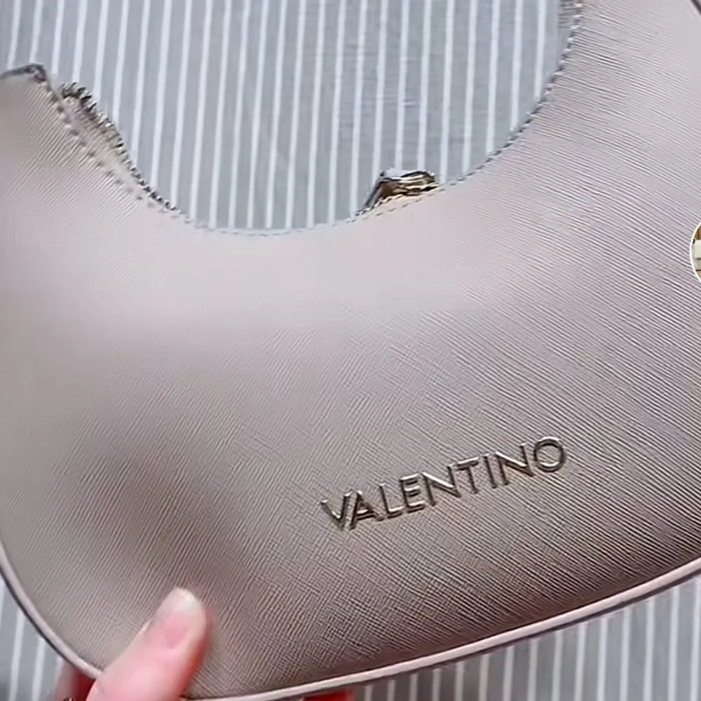 En beige Valentino väska helt ny! Köp för 1000 kr på Zalando och kommer med 2 olika axelremmar . Väskor.