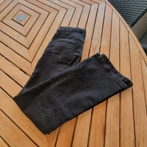 Svarta jeans från kappahl  -  Bra skick, inga hål eller dyligt. Använda 3 gånger.