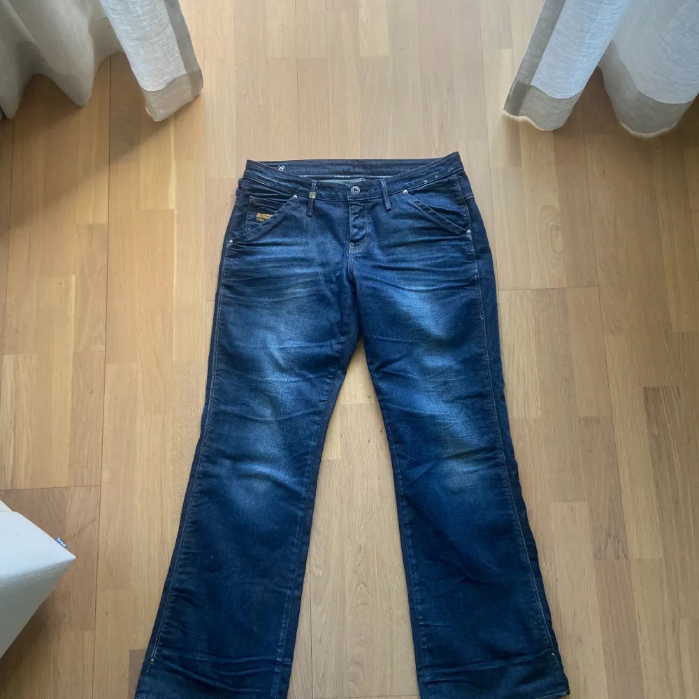 Säljer dessa feta G-Star jeans i en mörk wash. Storlek 31/32, passar dig som är runt 180. Bara att skriva vid minsta fundering eller för fler bilder! . Jeans & Byxor.