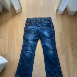 Säljer dessa feta G-Star jeans i en mörk wash. Storlek 31/32, passar dig som är runt 180. Bara att skriva vid minsta fundering eller för fler bilder! 