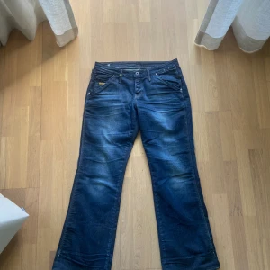 G-STAR raw denim jeans  - Säljer dessa feta G-Star jeans i en mörk wash. Storlek 31/32, passar dig som är runt 180. Bara att skriva vid minsta fundering eller för fler bilder! 