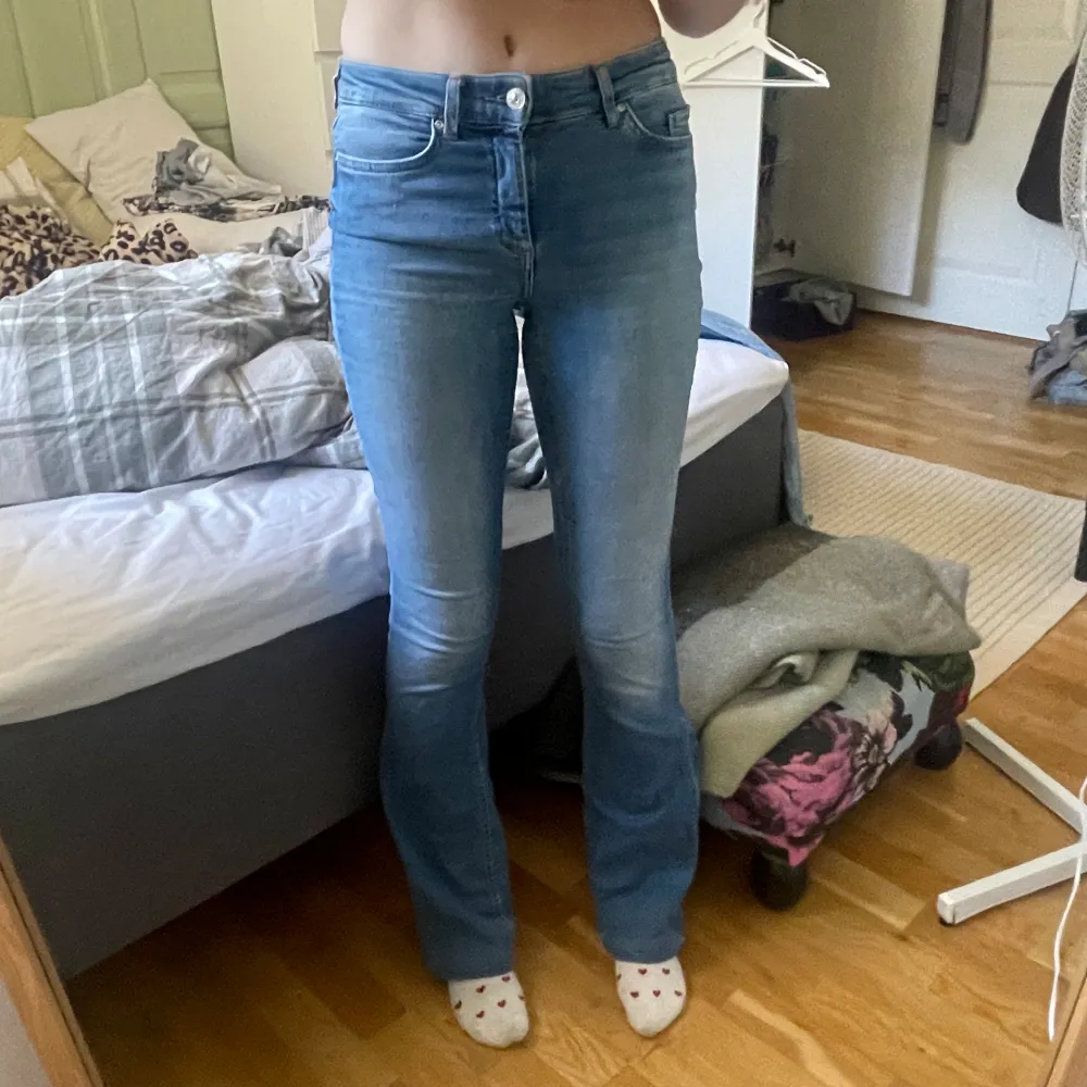 Flared/bootcut jeans från only. Uppsydda men är perfekta för mig som är 173 cm lång. Midwaist. Jeans & Byxor.
