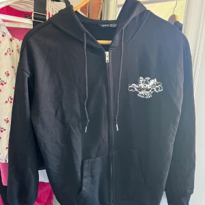 Svart kofta med tryck - Svart kofta med ett ”angel” tryck från Shein, helt oanvänd.