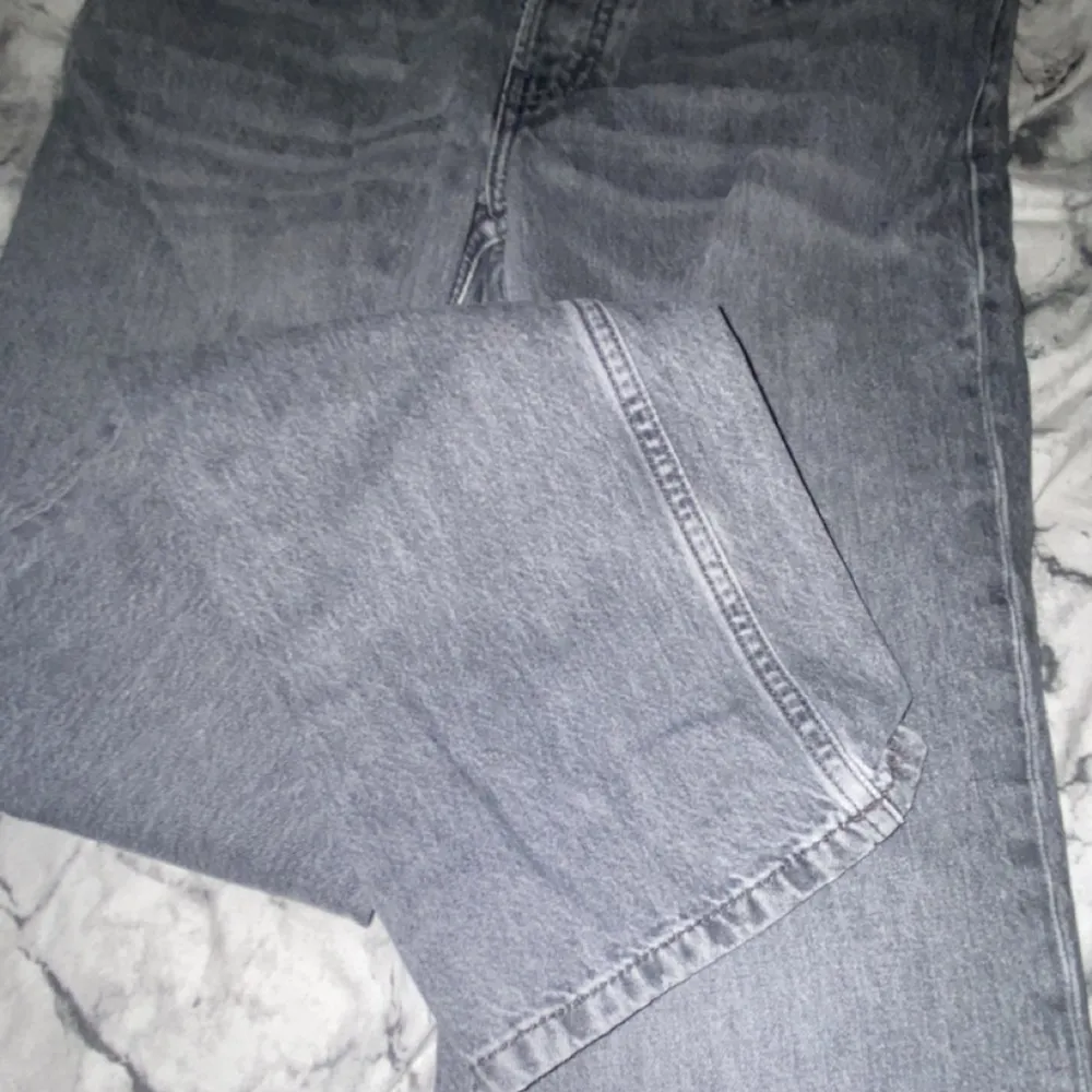 Använda byxor men knappast! De är byxor ifrån lager men eftersom att jag inte tycker de passar min stil längre så väljer jag att sälja de för mycket billigare pris än köpt! 50% billigare.. Jeans & Byxor.