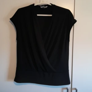 Topp - Topp I ny skick. Etiketet är borta men aldrig använd.