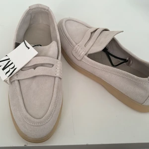 SKINNLOAFERS - SKINNLOAFERS (naturvit), oanvända (helt nya) 