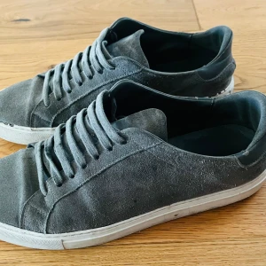 Axel Arigato strl 44 - Säljer ett par skor av Axel Arigato. Väl använda men helt OK skick, därav priset. Pris kan diskuteras vid snabb affär.  Låda och påse medföljer. Inköpta höst 2023.