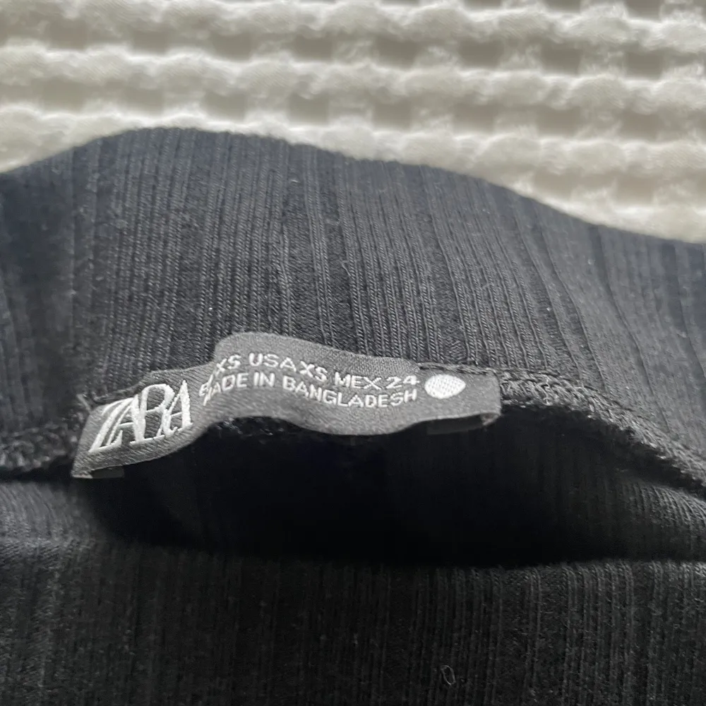 Supersnygga nu till sommaren! De är ribbstickad och utsvängda. Köptes förra året har används ett par gånger 💕. Jeans & Byxor.