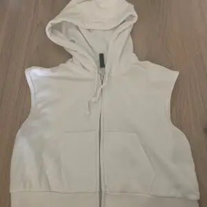 Korta hoodies vit och ljusblå(kan köpas separat). Från H&M i storlek M, har aldrig använts, väldigt stretchiga och går ner vill naveln på mig jag är 164cm💗