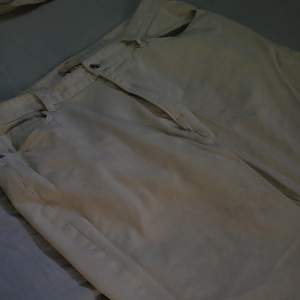 Vit-beigea jeans köpta för 499 på h&m, helt oanvända eftersom de inte passade. Byxorna är straight/loose fit och mid waist 🤍🤍