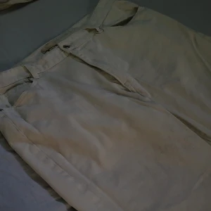 Vita jeans - Vit-beigea jeans köpta för 499 på h&m, helt oanvända eftersom de inte passade. Byxorna är straight/loose fit och mid waist 🤍🤍