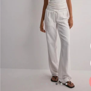 Linnebyxor Nelly - Supersnygga men är för långa för mig som är 162 cm, oanvända av mig, köpt på Vinted och bara använda 1 gång av förra ägaren så i princip nya! Inte alls genomskinliga. Nypris runt 500