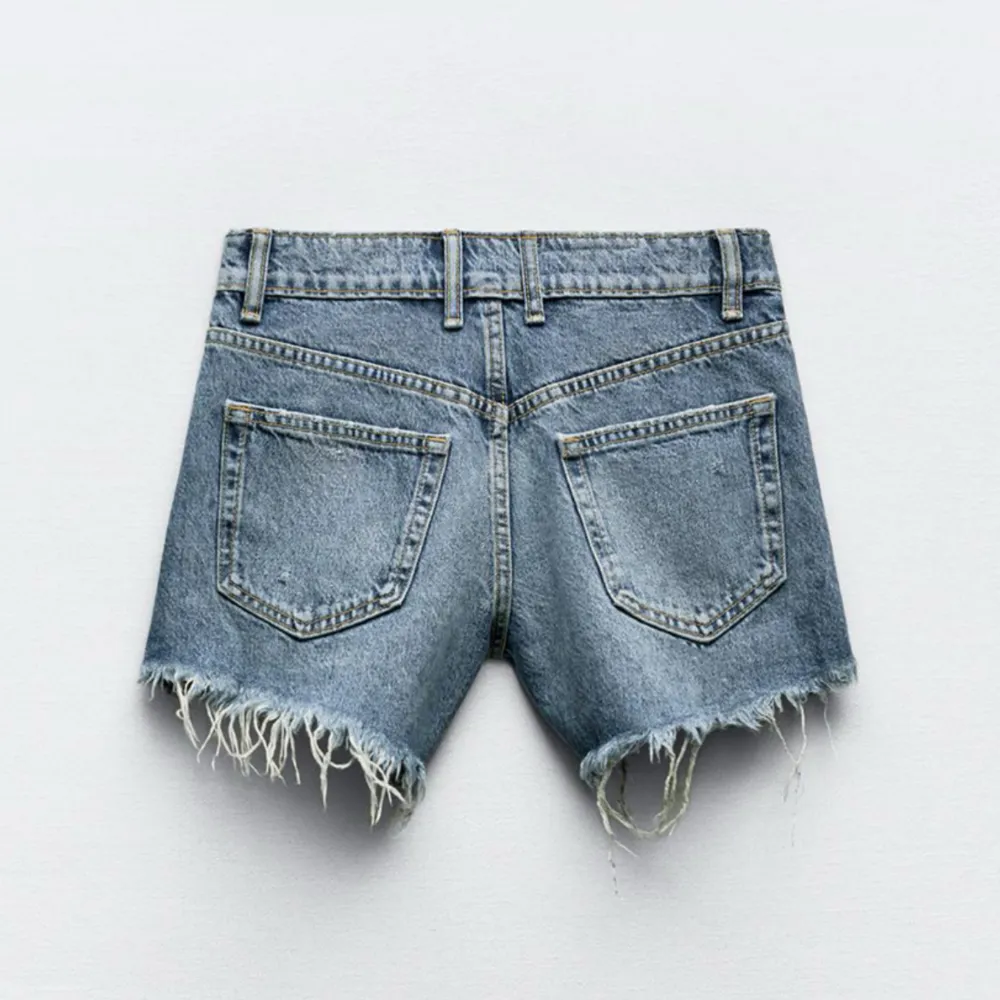 Jeansshorts från Zara i storlek 36. Använda 1 sommar förra året men i bra skick. 💕💕Säljer för att jag inte tycker de passar.💕 . Shorts.