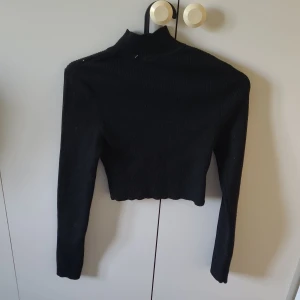 svart magtröja - Jätte fin magtröja till sommarn♥️♥️ Används några gånger. 