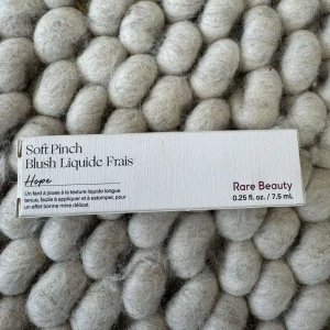 Dewy liquid blush från rare beauty - Helt oanvänd