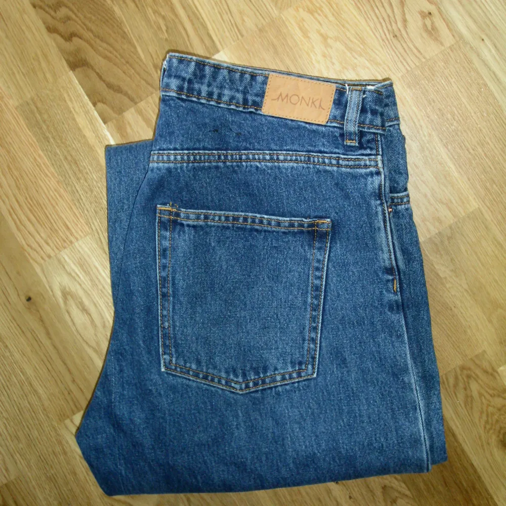 Naoki låg midja vida blå jeans från Monki.  Använd fåtal gånger, i nyskick.. Jeans & Byxor.