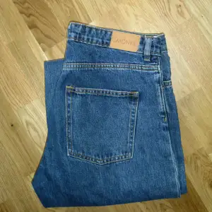 Naoki låg midja vida blå jeans från Monki.  Använd fåtal gånger, i nyskick.