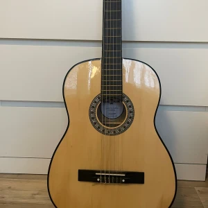 Gitarr  - En jätte bra gitar för ny börjare eller för de som redan kan. Själv spelar inte längre då jag varken kan eller vill🥲