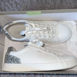 Sneakers  - Säljer mina nya fina skor från only. Sååå himla söta men dem var tyvärr för småa. Bara testade.