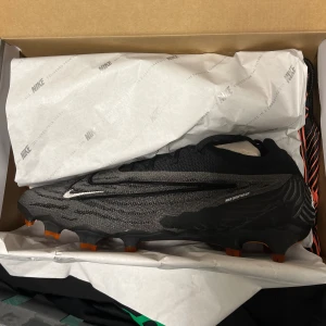 Nike fotbollskor - Nike phantom svart/orange. Storlek 45 oanvända skor köpta från unisport, fel storlek därför inte använda box och påse medgår såklart. Pris kan diskuteras ifall snabbt köp ☺️