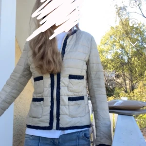 Vårjacka - Jättefin vårjacka från Mango. Detaljerna ser svarta ut på bilderna men är egentligen mörkblå som du ser på sista bilden. Pris kan diskuteras köp gärna nu❤️
