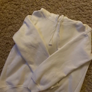 Vit hoddie från lager 157💘 - Vit hoddie från lager 157 som är lite for stor för mig🫶🏻 pris kan diskuteras! Har en gul fläck på högra armen som säkert går bort i blekningsmedel.