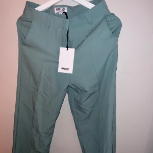 Kostymbyxor  - Aldrig använda, säljer pga för små