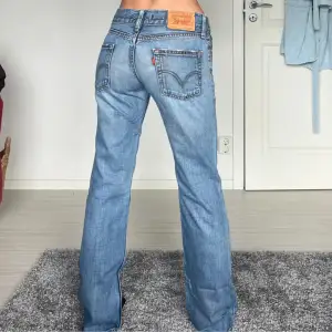 Skit snygga Levis jeans, säljer för jag har 2 liknande par till! 38 rakt över och innebenslängd är 80 cm💞