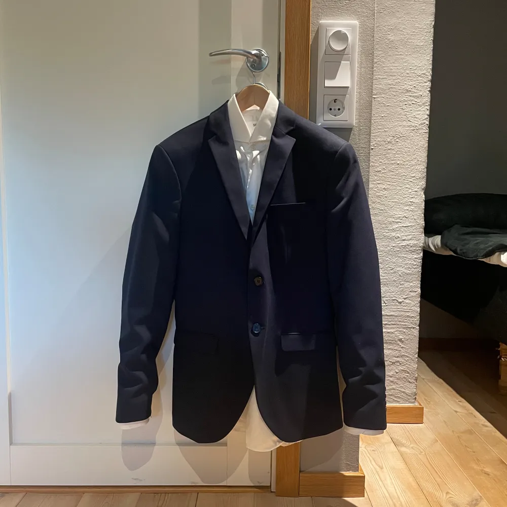 Kavaj storlek 44 Skjorta storlek XS/36 Byxor storlek 44  Mörkblå kostym i väldigt fint skick, endast använd en gång nypris 1500kr. Kostymer.