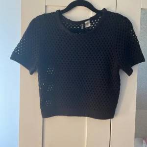 Rutnäts topp - En snygg ”rutnäts” tröja som är perfekt för sommarn. För fler frågor skriv privat 🫶