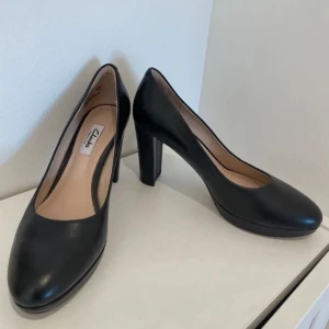 Klackeskor  - Säljer mina Svarta klackskor, bara använt 1-3 ggr♣️🫧