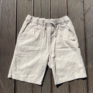 Linneshorths  - Hej! Säljer nu dessa somriga linneshorthsen från Kapphal i storlek 158. Köpta för ett år sedan och användes ganska mycket under sommaren. Ny pris 299 kr. Skick 7/10. Inga fläckar. Hör av dig vid minsta fundering. /Albin 