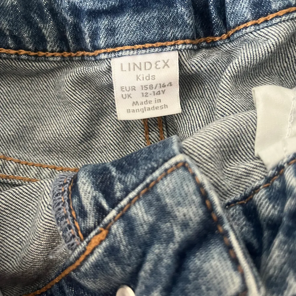 Jeans kjol från Lindex med fickor.  Priset går  diskutera. I storlek 158-164. Kjolar.