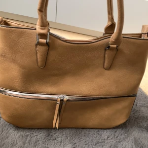 Handväska - Lite trasig men annars är den bra . Stor väska får plats med mycket dator böcker. 