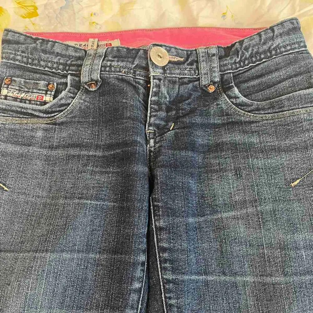 Säljer dessa lågmidjade jeans från Denim division, men den har ett gult streck vid knäna som inte syns så mycket.. Jeans & Byxor.