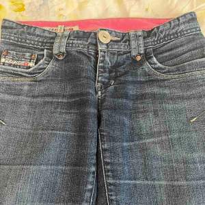 Säljer dessa lågmidjade jeans från Denim division, men den har ett gult streck vid knäna som inte syns så mycket.