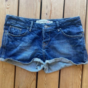 jeansshorts  - supersnygga lågmidjade jeansshorts från zara! superbra skick❤️